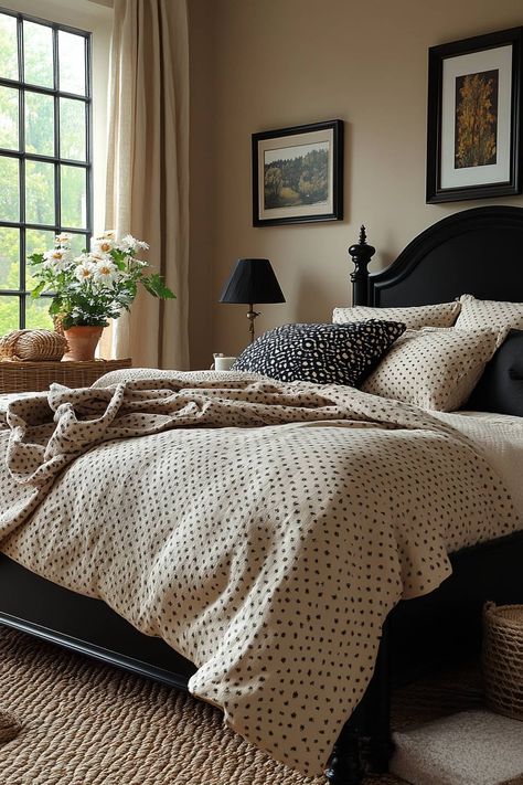 25 Stunning Black and Beige Apartment Ideas for Every Room Dark Cream Bedroom, Cream And Black Bedding, Black And Camel Bedroom, Black And Beige Apartment, Black Apartments, Black And Cream Bedroom Ideas, Brown And Cream Bedroom, Black And Beige Bedroom, Black And Cream Bedroom