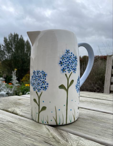 Clay Underglaze Ideas, Underglaze Ideas, Painted Hydrangea, Crafts Easy Diy, Hydrangea Design, Vases Design, Painting Pottery, Easy Diy Ideas, Diy Pottery Painting