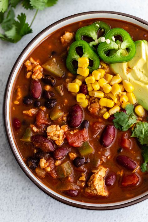 This tempeh chili is simple to make in ONE pot. It's a hearty and filling vegetarian chili that everyone will love! Simple Vegetarian Chili, Vegetarian Lentil Chili, Vegetarian Chili With Grains And Beans, Vegan Tofu Chili, Tempeh Chili Vegan, Tempeh Chili, Delicious Vegetarian Recipes, Plant Based Recipes Dinner, Tempeh Recipes