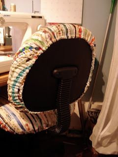 Pamelaquilts: How to Slipcover Your Office Chair. I don't know about you guys, but in my area someone is ALWAYS giving these chairs away, usually on CL. How cute is this? Office Chair Makeover, Sewing Chair, Office Chair Cover, Chair Makeover, My Sewing Room, Sewing Rooms, Diy Chair, Sewing Studio, Slipcovers For Chairs