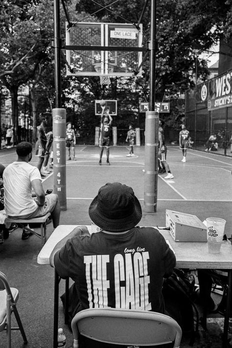 Outdoor Basketball Court, New York Basketball, Street Basketball, Bola Basket, Basketball Courts, Basketball Photos, New York City Photos, Hoop Dreams, Scottie Pippen