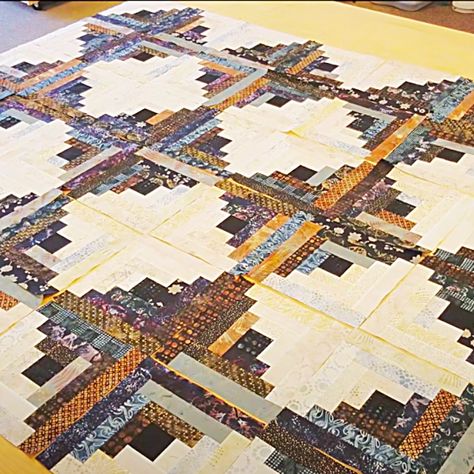 How To make A Log Cabin Quilt - Easy Quilt Pattern - Easy Sewing Patterns - Fun Sewing Ideas Jelly Roll Log Cabin, Quilt Easy, Log Cabin Quilt Pattern, Free Pattern Download, Easy Quilt, Cabin Quilt, Fabric Pen, Easy Quilt Patterns, Log Cabin Quilt