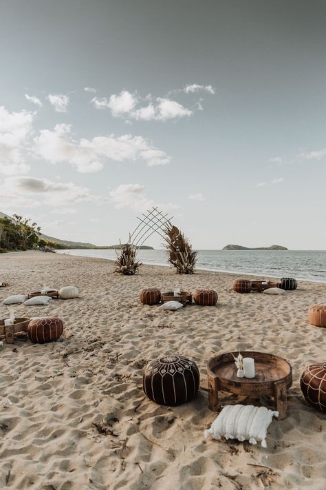 Creative wedding ceremony seating on the beach. Photo: @theseitterwoodhouse_weddings Beach Micro Wedding, Micro Wedding Ceremony, Beach Wedding Arch, Wedding Ceremony Seating, Tulum Wedding, Boho Beach Wedding, Wedding Dress Boutiques, Beach Wedding Photography, Ceremony Seating