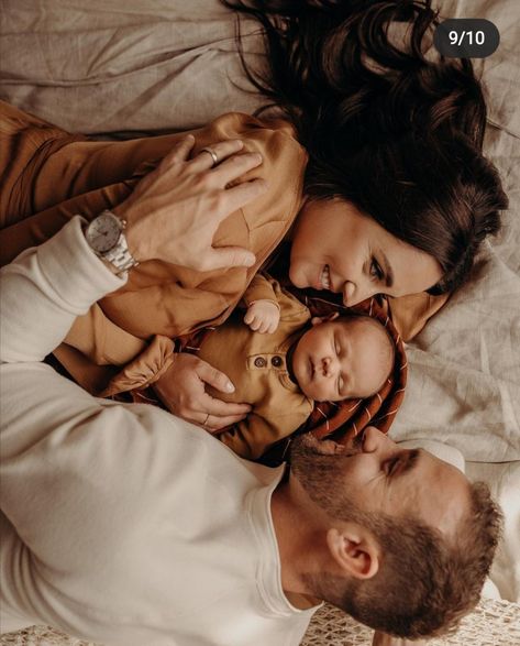 Photo Bb, Newborn Family Pictures, Baby Family Pictures, Mother Baby Photography, Foto Newborn, Family Photos With Baby, Lifestyle Newborn Photos, Baby Fotografie, Newborn Family Photography