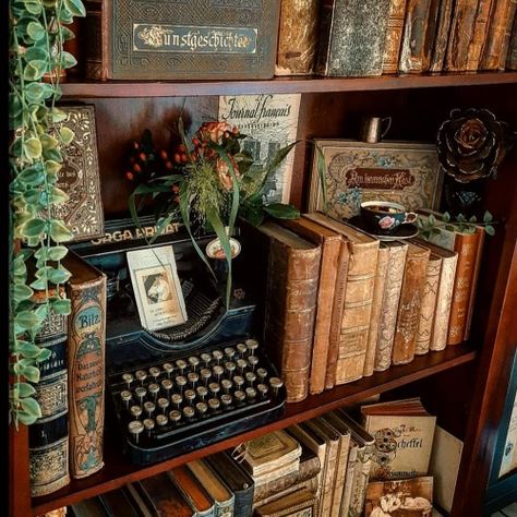 Dark Academia Room, Academia Room, Dark Academia Decor, Foto Vintage, Dark Academia Aesthetic, Academia Aesthetic, Home Library, Book Shelf, Aesthetic Bedroom