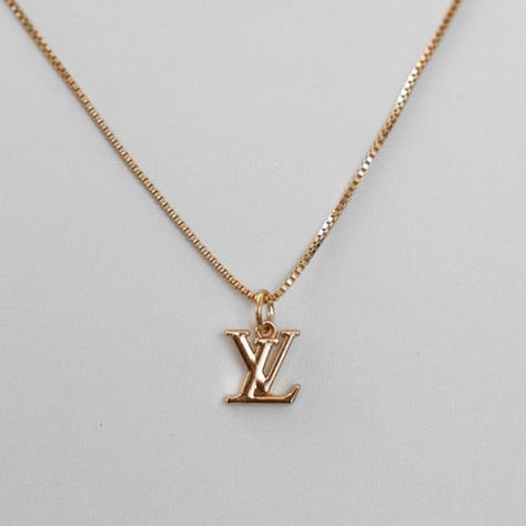 Cute Jewelry Gold, Dainty Logo, Lv Necklace, Prada Necklace, Luxe Logo, Designer Jewelery, Necklaces Dainty, Necklace Product, Preppy Jewelry