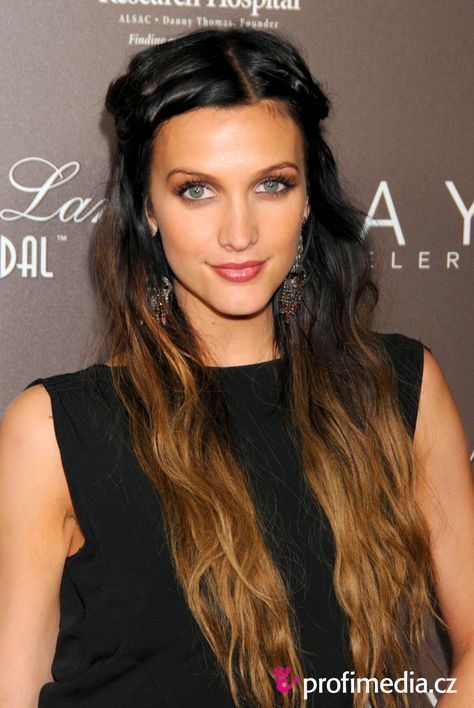 Love! Ashlee Simpson Hair, Ashley Simpson, Hair Lights, Dark Ombre Hair, Celebrity Short Hair, Blond Ombre, Dip Dye Hair, Ombre Hair Blonde, Ashlee Simpson