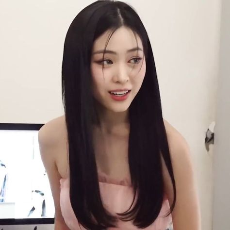 Itzy Ryujin, Kpop Girl Groups, Korean Girl, بلاك بينك, Kpop Girls, Pretty People, Black Hair, Girl Group, My Girl