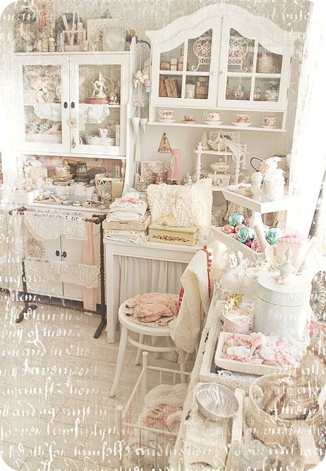 Beautiful shabby chic Shabby Chic Craft Room, Cocina Shabby Chic, Muebles Shabby Chic, Cosy Cottage, Decoration Shabby, Estilo Shabby Chic, Frosé, Shabby Chic Dresser, Shabby Chic Interiors