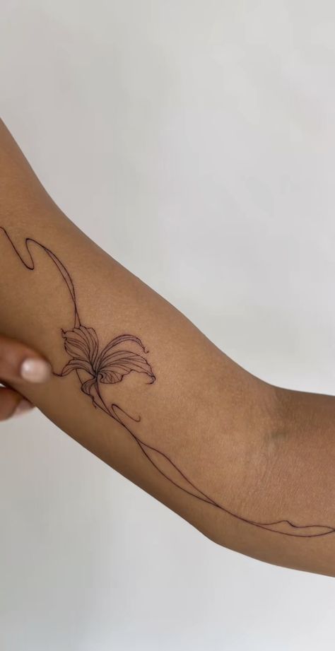 Hibiscus Fine Line Tattoo, Flowy Flower Tattoo, Botanical Flow Tattoo, Feminine Sleeve Tattoo Ideas, Flow Tattoo, Flower Tats, Continuous Line Tattoo, Flower Tat, Hibiscus Tattoo