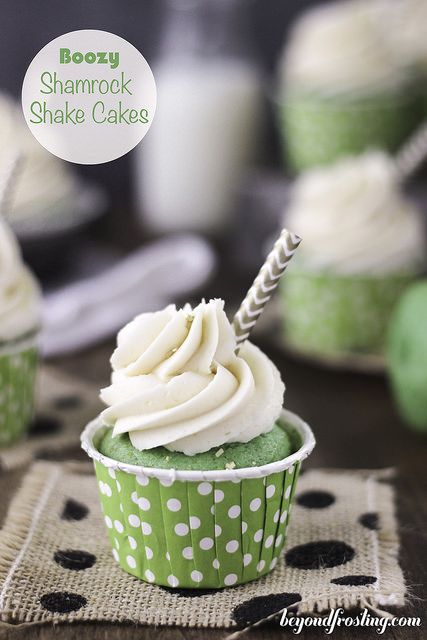 Boozy Shamrock Shake Cakes-  These mint flavored cupcakes are topped with a malted vanilla frosting! Both the cupcake and the frosting are spiked with Baileys! Baileys Vanilla Mint, Boozy Deserts, Boozy Shamrock Shake, Shamrock Shake Cupcakes, Adult Cupcakes, Irish Cream Cupcakes, Flavored Cupcakes, Beyond Frosting, Infused Cupcakes