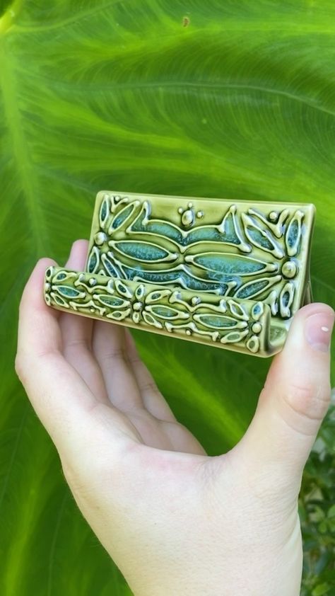 ashenwrenceramics on Instagram: Card holder! I seem to go a bit overboard with these guys when it comes to decorating. 😂 I’ve been bad lately. I can’t seem to make myself… Ceramic Business Card Holder Pottery, Pottery Card Holder, Clay Business Card Holder, Picture Holder Clay, Ceramic Card Holder, Ceramic Business Card Holder, Clay Card Holder, Easy Ceramics, Index Card Holders