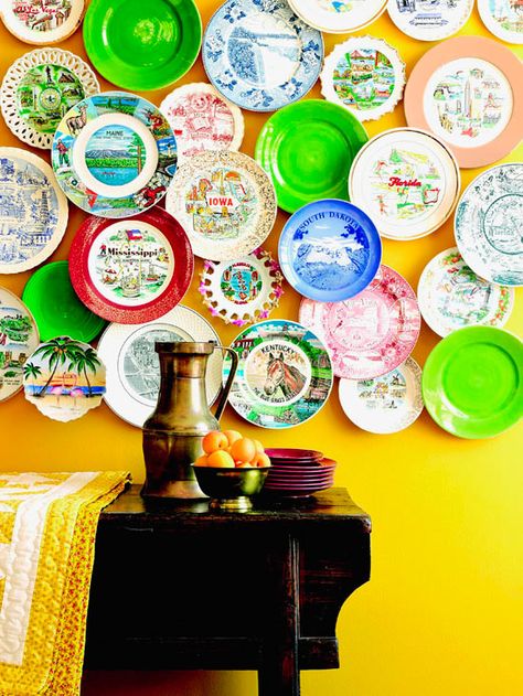 Mismatched plates are easy to find at flea markets and garage sales. Gather a collection of dishes in different sizes, themes, and colors, and group them on the wall for an interesting display Plate Wall Display, Plate Collage, Mismatched Plates, Plate Collection, Plate Wall Decor, Souvenir Plates, Plate Display, Keno, Vintage Souvenir