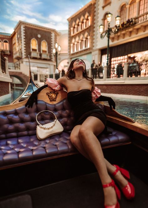 Find the most Instagrammable places in Las Vegas to get the best Las Vegas Instagram pictures for your feed. These Las Vegas Instagram spots are also some of the best things to do in Las Vegas and the best places to go in Las Vegas. Don't miss out on these Las Vegas photo spots next time you go. | best Las Vegas photo spots | most instagrammable places in Vegas | las vegas instagram pictures night | las vegas photoshoot ideas | las vegas photography locations | las vegas photoshoot locations Vegas Instagram Pictures, Las Vegas Instagram Pictures, Places In Las Vegas, Las Vegas Pictures, Las Vegas Outfit, Bellagio Las Vegas, Las Vegas Photography, Vegas Birthday, Paris Las Vegas