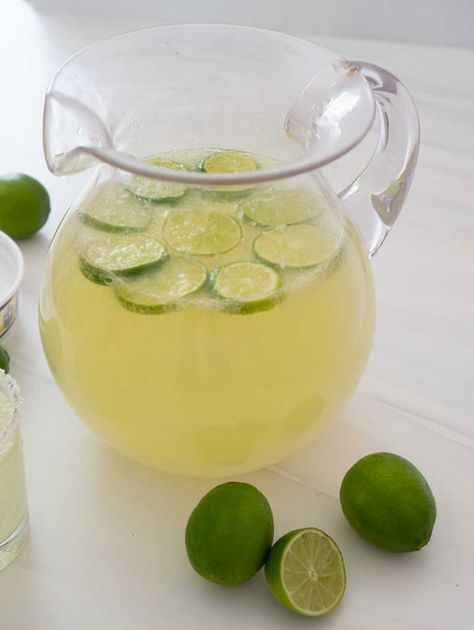 Maybe Margarita Punch - Non Alcoholic Punch for Cinco de Mayo Mint Limeade Recipe, Punch Bowl Drinks, Margarita Punch Recipe, Mint Limeade, Non Alcoholic Margarita, Margarita Punch, Limeade Recipe, Non Alcoholic Punch, Virgin Drinks