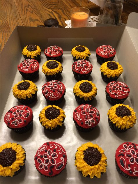 Sunflower and bandana cupcakes. Western themed birthday party. Country Theme Cupcakes, Sunflower Western Party, Western Birthday Cupcakes, Western Cupcake Ideas, Rodeo Cupcakes, Western Cupcakes, Western Theme Cupcakes, Western Theme Party Food, Western Themed Birthday Party