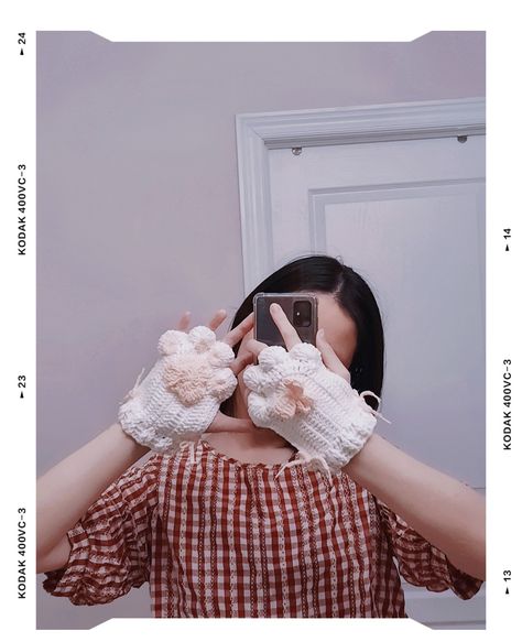 - Made extra pluffy on the paw and added bows ties - rooms for chubby fingers too - ribs at the end provide a nice stretch for wrists of all sizes Crochet Cat Paw Gloves, Cute Gloves, Handmade Gloves, Crochet Wear, Paw Gloves, Gloves Fingerless, Crochet Gloves, Cat Paw, Crochet Cat