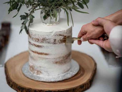 Eco-Friendly Wedding Cake Hacks You Need to Know How To Freeze Wedding Cake Top, Wedding Cake Hacks, Frozen Wedding, Square Wedding Cakes, Wedding Cake Tops, Traditional Wedding Cakes, Cake Hacks, Vegan Wedding, Winter Wedding Cake