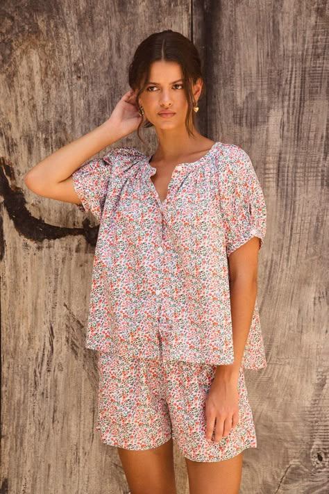 Description This versatile lounge set features a timeless ditsy floral printed on a buttery soft 100% cotton. Dress up or down for resort-style comfort.  Relaxed style fit Button down swing top makes it maternity friendly Shorts have pockets, comfortable elastic and drawstring 100% Cotton, pre-washed & softened Com Diy Pyjamas, Resort Wear Men, Cotton Nightwear, Cotton Loungewear, Fashion Top Outfits, Mens Sleepwear, Cotton Sleepwear, Night Suit, Sleep And Loungewear