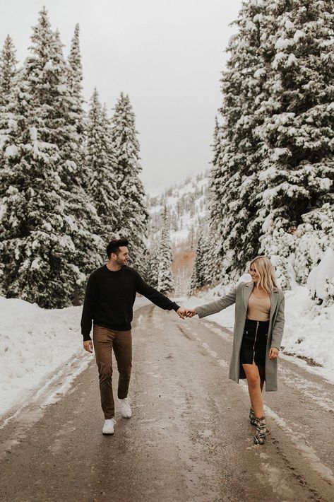 Winter Engagement Photos Snow, Winter Couple Pictures, Snow Engagement Photos, Engagement Photos Tips, Utah Winter, Winter Engagement Pictures, Neutral Backdrop, Cute Engagement Photos, Couple Engagement Pictures