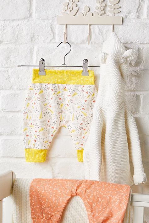 Baby Harem Pants Pattern, Harem Pants Pattern, World Craft, Baby Harem Pants, Sew Baby, Trendy Sewing Projects, Easy Baby Blanket, Sewing Baby Clothes, Sewing Projects Free