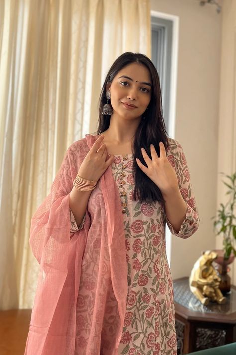 Kurta Set With Dupatta, Beautiful Kurti, Cotton Kurta Set, Suit With Dupatta, Stylish Kurtis Design, Celebrity Casual Outfits, Fashion Fails, Simple Kurta Designs, Casual Indian Fashion