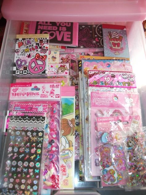 Nostalgic Movies, Vintage Money, Aesthetic 2000s, 2000s Vintage, Retro Luxury, The Simple Life, Cute Stationary, Pink Sparkly, Lounge Pajamas