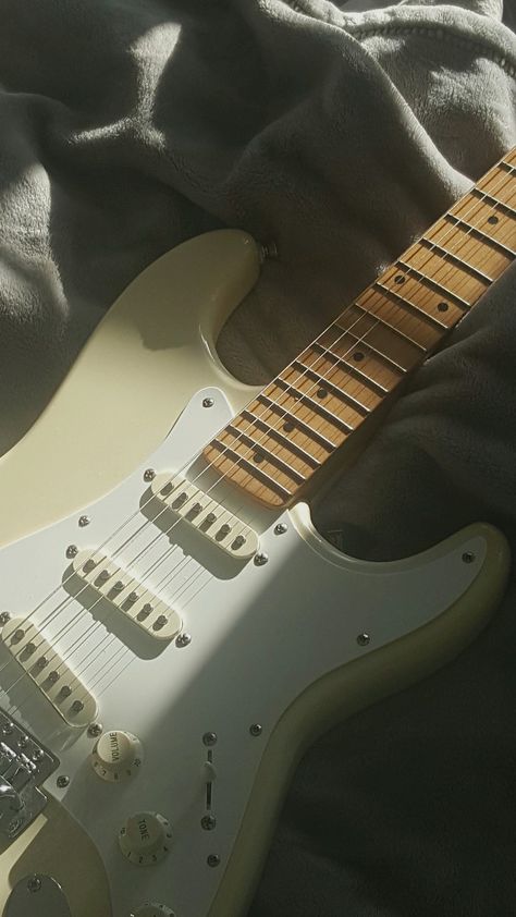 E Guitar Aesthetic, Wallpaper Gitar, Guitar Aesthetic Wallpaper, Electric Guitar Wallpaper, Wallpaper Guitar, Gitar Vintage, Guitar Wallpaper, Aesthetic Guitar, Green Guitar