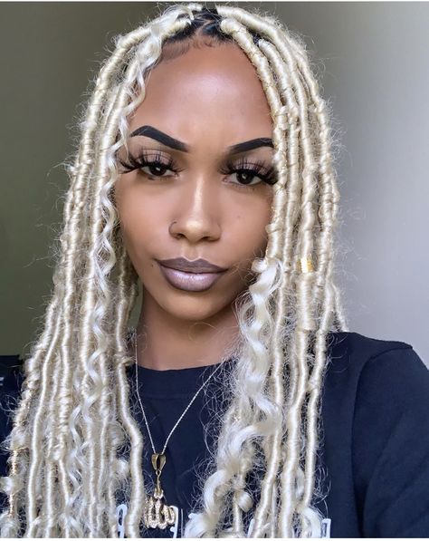 Blonde Goddess Locs, Expression Braids, Colorful Braids, Blonde Goddess, Aaliyah Jay, Black Women Short Hairstyles, Two Braid Hairstyles, Boho Locs, Haute Hair