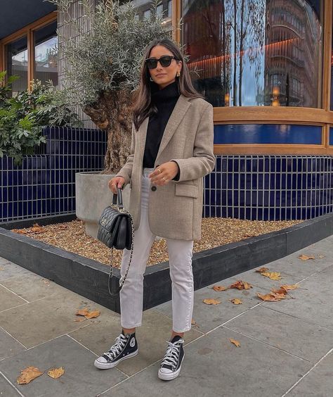 What To Wear In 50-Degree Weather? 30 Chic Outfit Ideas #winteroutfits #wintertrends #outfittrends Euro Outfits, 50 Degree Weather Outfit, Fashion 23, Random Fashion, Work Fits, White Jeans Outfit, Europe Outfits, Chique Outfits, Outfits With Converse