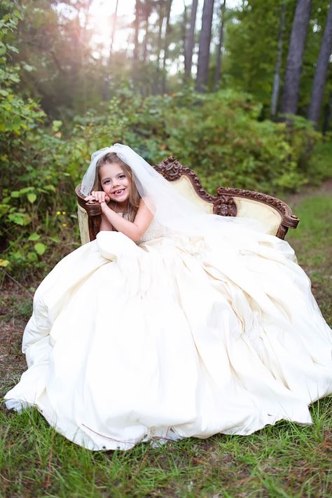 Take a picture of your daughter in your wedding dress! Child photography Moms Wedding Dress, Toddler Wedding Dress, Baby In Wedding Dress, Wedding Dress Photoshoot, Lost Princess, Mom Wedding Dress, Making A Wedding Dress, Wedding Dress Photography