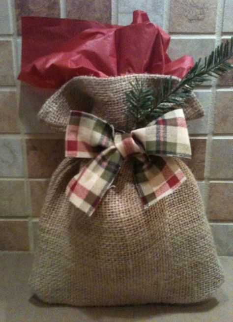 Cute idea to wrap a small gift. Burlap bag, fabric ribbon, and a fresh evergreen sprig. Looks and smells like Christmas. Primitive Gift Wrapping Ideas, Christmas Burlap Bags, Christmas Gift Bags To Sew, Wrap A Small Gift, Christmas Present Bags, Smells Like Christmas, Primitive Christmas Decorating, Burlap Gift Bags, Burlap Projects