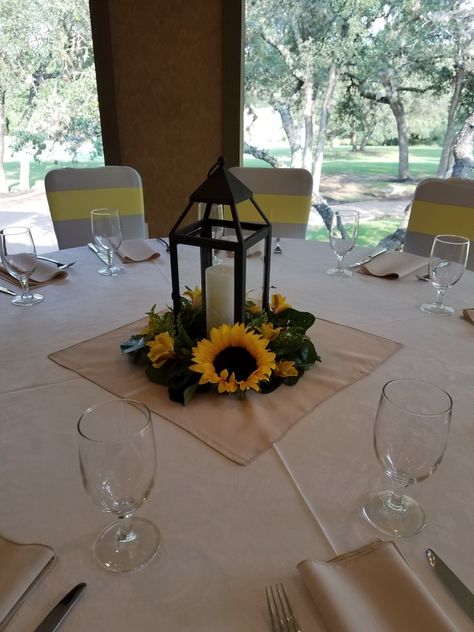 Simple Sunflower Centerpieces Diy Wedding, Floating Sunflower Centerpiece, Lanterns With Sunflowers, Sunflower Lantern Centerpieces, Sunflower Reception Decor, Sunflower Wedding Table Decorations, Sunflower Center Piece, Sunflower Centerpieces Wedding, Sunflower Centerpieces Diy