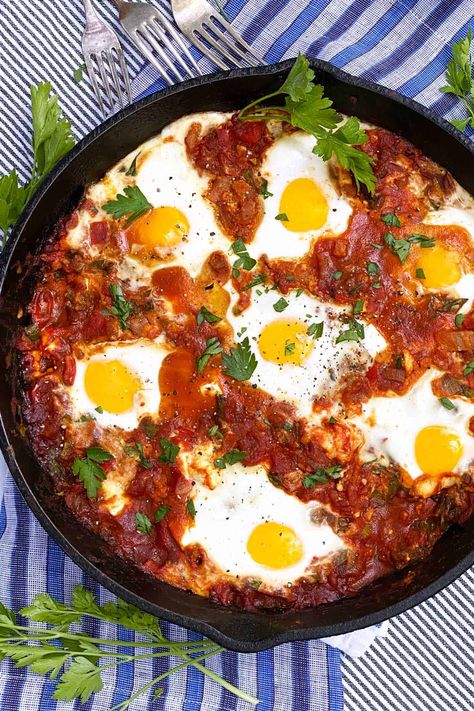 An authentic Israeli shakshuka recipe with eggs baked in richly spiced tomato sauce with spinach and feta cheese. Great vegetarian dish for breakfast, brunch, lunch or dinner. #ShakshukaRecipe #BestShakshuka #EasyShakshuka Easy Shakshuka Recipe, Menu Sarapan Sehat, Egg Benedict, Shakshuka Recipes, Feta Recipes, Fried Eggs, Think Food, Boiled Egg, Idee Pasto Sano