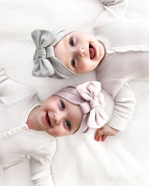 Twin Baby Photography, Twin Baby Photos, Twin Baby Girls, Baby Fotografie, Baby Mode, Baby Girl Clothes Winter, Cute Twins, Baby Blog