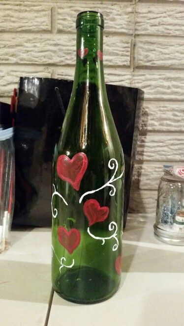 Valentines Wine Bottle Crafts, Holiday Wine Bottle Crafts, Valentines Day Wine, Old Wine Bottles, Painted Glass Bottles, Diy Glass Bottle Crafts, Diy Bottle Crafts, Glass Bottles Art, Wine Bottle Diy Crafts