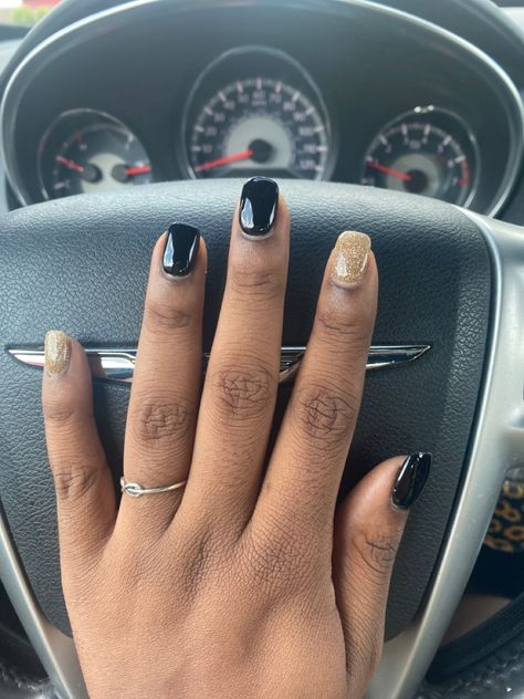 Black and gold nails. #blacknails #goldnails Black Nails With Gold Tips, Gold Nails Simple, Nails With Gold Tips, Black And Yellow Nails, Black Nails With Gold, Black And Gold Nails, Black Gold Nails, Nails With Gold, Gold Tips