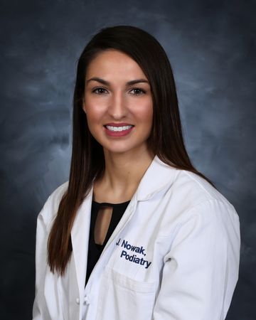 Meet Our Highly Qualified Staff here at Buffalo Orthopaedic | Williamsville, NY Female Doctor Aesthetic, Corporate Headshots Women, Female Doctors, Doctor Aesthetic, Professional Headshots Women, Medical Photography, Headshots Women, Headshot Poses, Perfect People