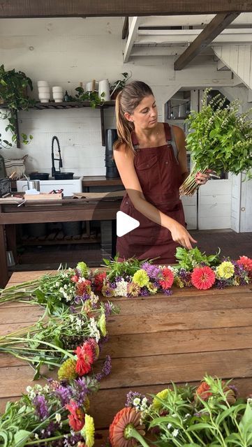 Katy King 🌸 Flower Farmer on Instagram: "Making subscription bouquets today! Here’s my easy method for making lots of bouquets in a short amount of time. Comment GEAR and I’ll send a link to all of my bouquet making supplies. 💐

#flowerfarmer #farmerflorist #flowerfarm #cutflowers #cutflowergarden #bouquet" Greens For Flower Arrangements, Zinnia Bouquet Ideas, How To Do A Bouquet Of Flowers, Flowers To Grow For Bouquets, Bouquet Display Ideas, Market Bouquets Fresh Flowers, Cut Flower Bouquet Ideas, How To Make Boquetes, Making Flower Bouquets