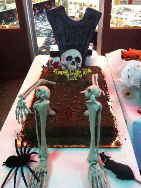 Skeleton Cake Birthday, Skeleton Birthday Cake, Halloween Birthday Cakes For Boys, Halloween Birthday Cakes For Adults, Skeleton Food, Torte Halloween, Skeleton Cake, Adult Halloween Party Food, Mesa Halloween