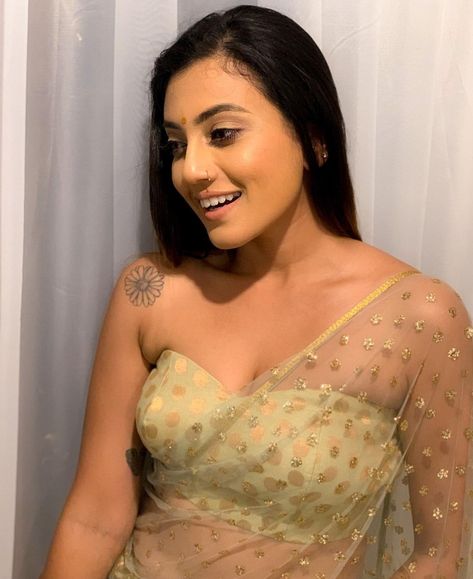 Shanudrie Priyasad Saree, Shanudrie Priyasad, Artists For Kids, Cute Prom Dresses, Saree Styles, Blonde Girl, One Shoulder Blouse, Dancer, Prom Dresses