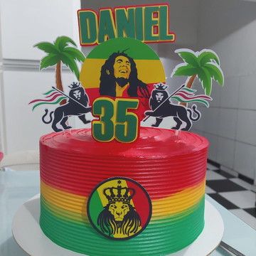 O bolo decorado reggae é uma forma divertida e criativa de celebrar ou comemorar qualquer ocasião. Esta decoração de bolo é inspirada na cultura reggae, com suas cores vibrantes e temas musicais. O bolo decorado reggae é uma ótima opção para festas temáticas, aniversários, casamentos e outras ocasiões especiais. Com suas cores e temas vibrantes, o bolo decorado reggae é uma ótima maneira de adi... Reggae Cake Ideas, Reggae Cake, Rasta Cake, Bob Marley Cakes, Crazy Birthday Cakes, Bob Marley Birthday, Rasta Party, Jamaican Party, Reggae Party