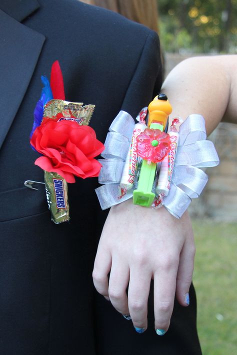 candy corsage Candy Corsage, Birthday Corsage, Father Daughter Dance Ideas, Hand Corsage, Father And Daughter Dance, Sweetheart Dance, Candy Lei, Diy Corsage, Edible Bouquets