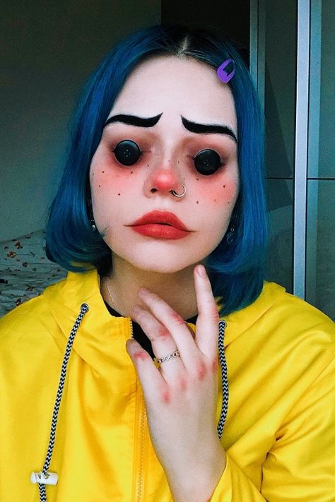 Coraline Cosplay Makeup, Halloween Makeup Bride, Coraline Inspired Makeup, Coraline Makeup Halloween, Coraline Makeup Looks, Coraline Halloween Makeup, Easy Halloween Eye Makeup, Eye Makeup Halloween, Makeup Tutorial Glam