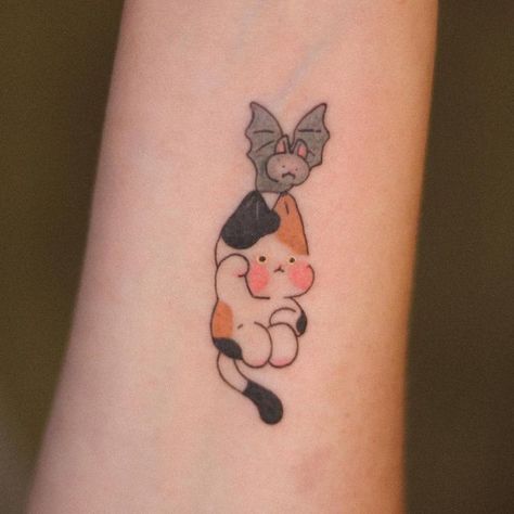 6,695 Likes, 13 Comments - 𝗠𝗶𝗱𝗼 (@heomidori) on Instagram: "Maneki x calico cat 😆" Calico Cat Tattoos, Calico Tattoo, Calico Cat Tattoo, Calico Cat, Tattoo Inspo, Cat Tattoo, Tattoos And Piercings, Tattoo Ideas, Vault Boy