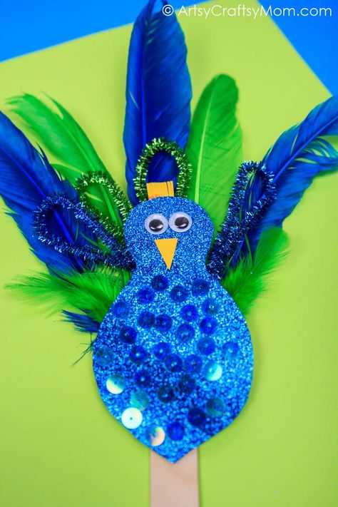 Feather Peacock, Peacock Crafts, Theme Carnaval, Science Club, Pipe Cleaner Crafts, Diwali Craft, Sand Crafts, Bird Crafts, Feather Crafts