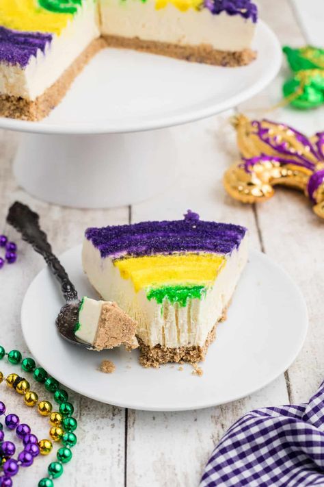 Kingcake Cheesecake, King Cake Cheesecake Recipe, King Cake Cheesecake, Mardi Gras Desserts, Cake Cheesecake, Easy Cheesecake Recipes, Sugar Sprinkles, King Cake, Graham Cracker Crust