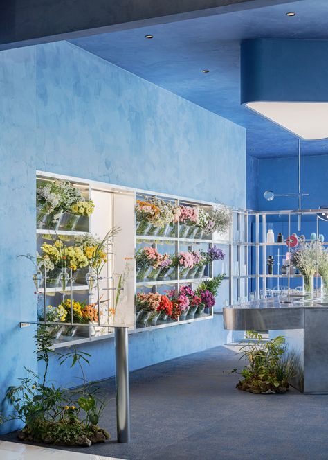 FRAME | This South Korean flower shop doubles as a DIY lab to actively engage customers Korean Flower Shop, Florist Shop Interior, Flower Shop Display, Korean Shop, Flower Shop Interiors, Korean Flower, Flower Cafe, Flower Shop Design, Light Art Installation