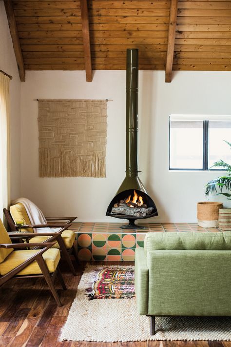 Inside a Big Bear Lake Cabin Where Retro Tiles Steal the Show Interior Design Country, Malm Fireplace, Retro Tiles, Small Fireplace, Lake Cabin, Retro Living Rooms, Rooms Ideas, Mid Century Modern Living Room, Trendy Living Rooms