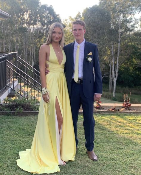 Yellow Formal Dress, Yellow Prom, Prom Couples, Prom Dresses Yellow, Floor Length Prom Dresses, Prom Dress Inspiration, Cute Prom Dresses, Formal Party Dress, Vestidos Prom